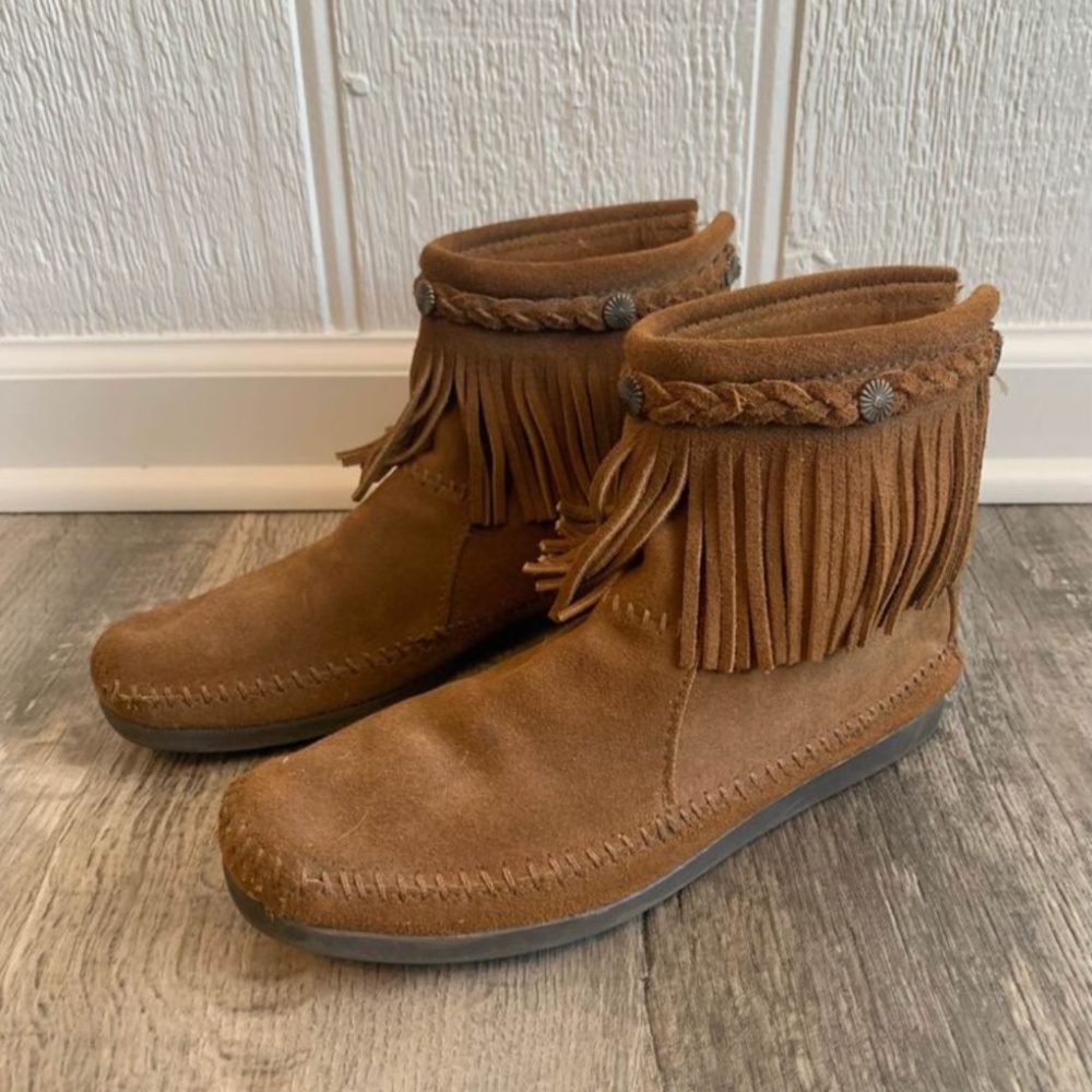 Minnetonka womens bootie with fringe, size 9